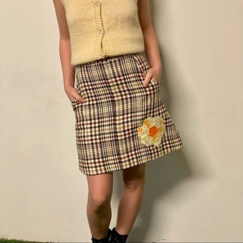 indyvin original fine wool plaid, high-waisted mini skirt w/indyvin flower‎